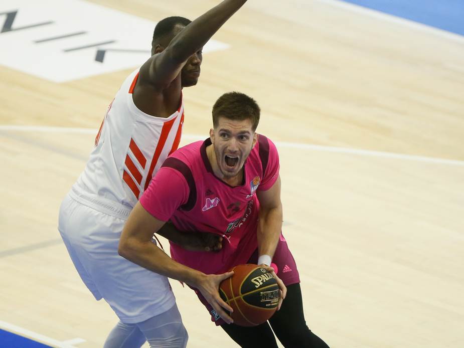 Efes hteo Lendejla umesto Petruševa