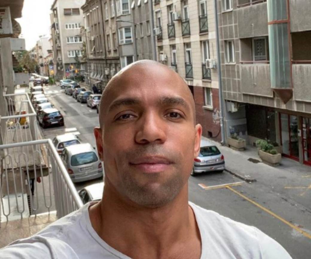 americki glumac pevac umetnik adam davenport selidba beograd stranci zivotu u srbiji