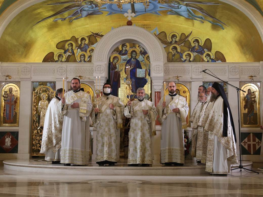 patrijarh irinej 40 dana liturgija hram svetog save aleksandar vucic fotografije