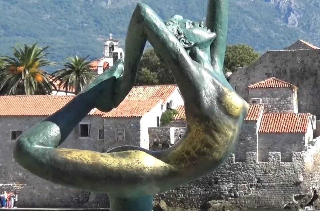 balerina statua na steni mogren budva nestala nakon oluje