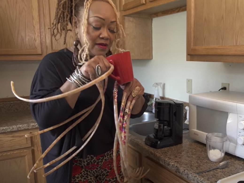 najduzi nokti na svetu ginisova knjiga rekorda zena prodaje nokte