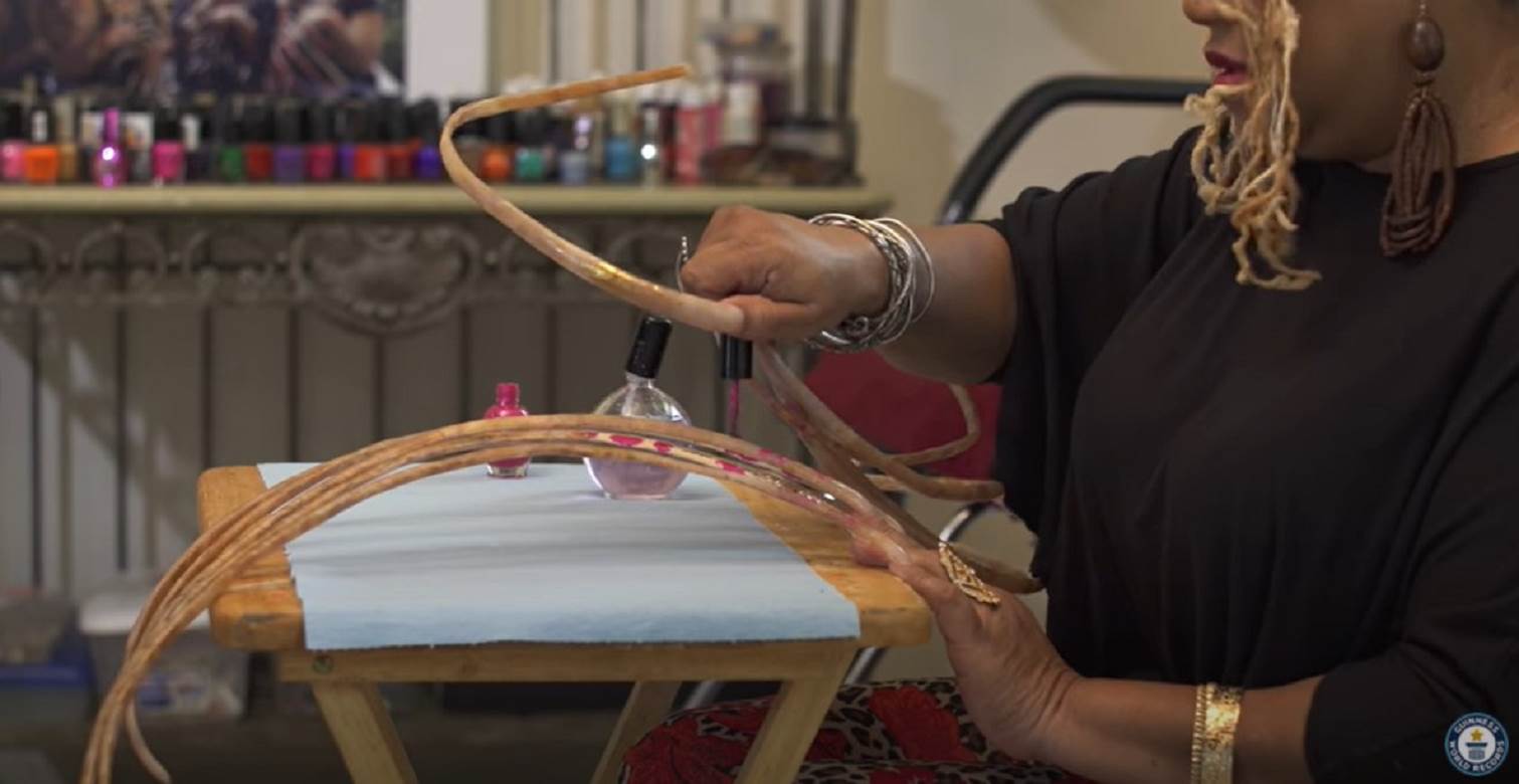 najduzi nokti na svetu ginisova knjiga rekorda zena prodaje nokte