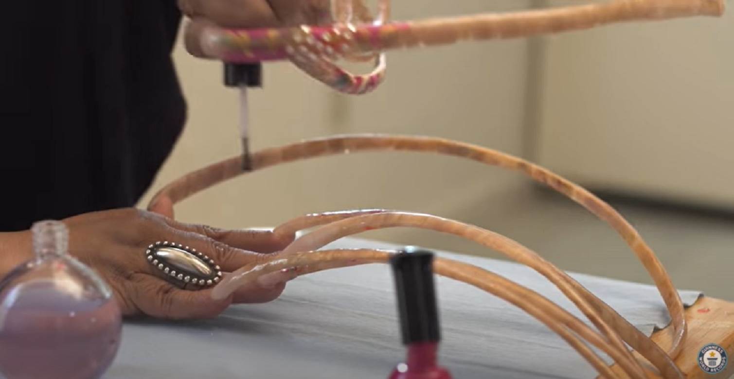 najduzi nokti na svetu ginisova knjiga rekorda zena prodaje nokte