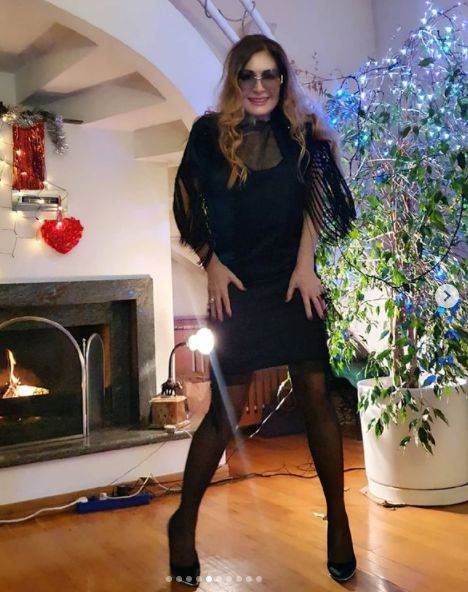 danica maksimovic novogodisnja cestitka elegantno izdanje slike