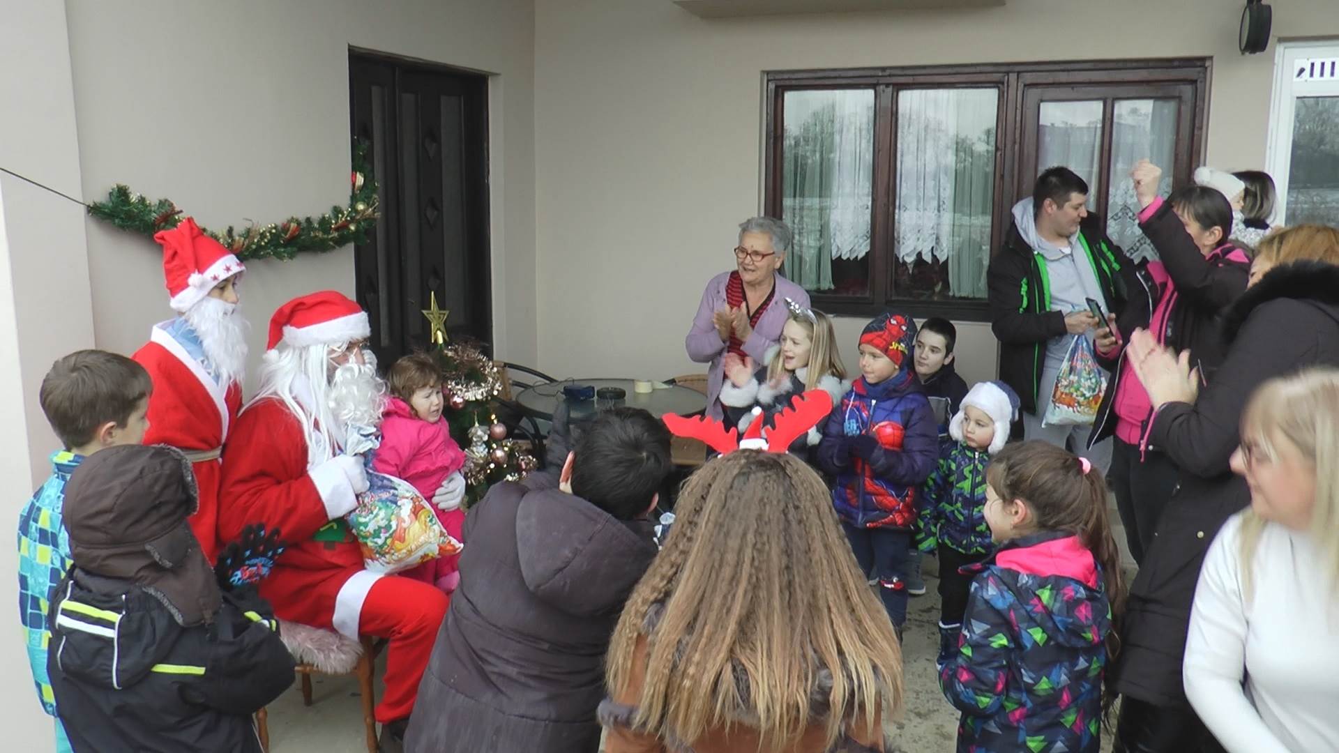 srbija prvi seoski deda mraz kocije paketici deca planina jelica foto