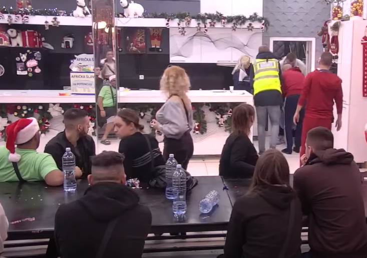 zadruga tara simov napad panike izneli je iz rijalitija video