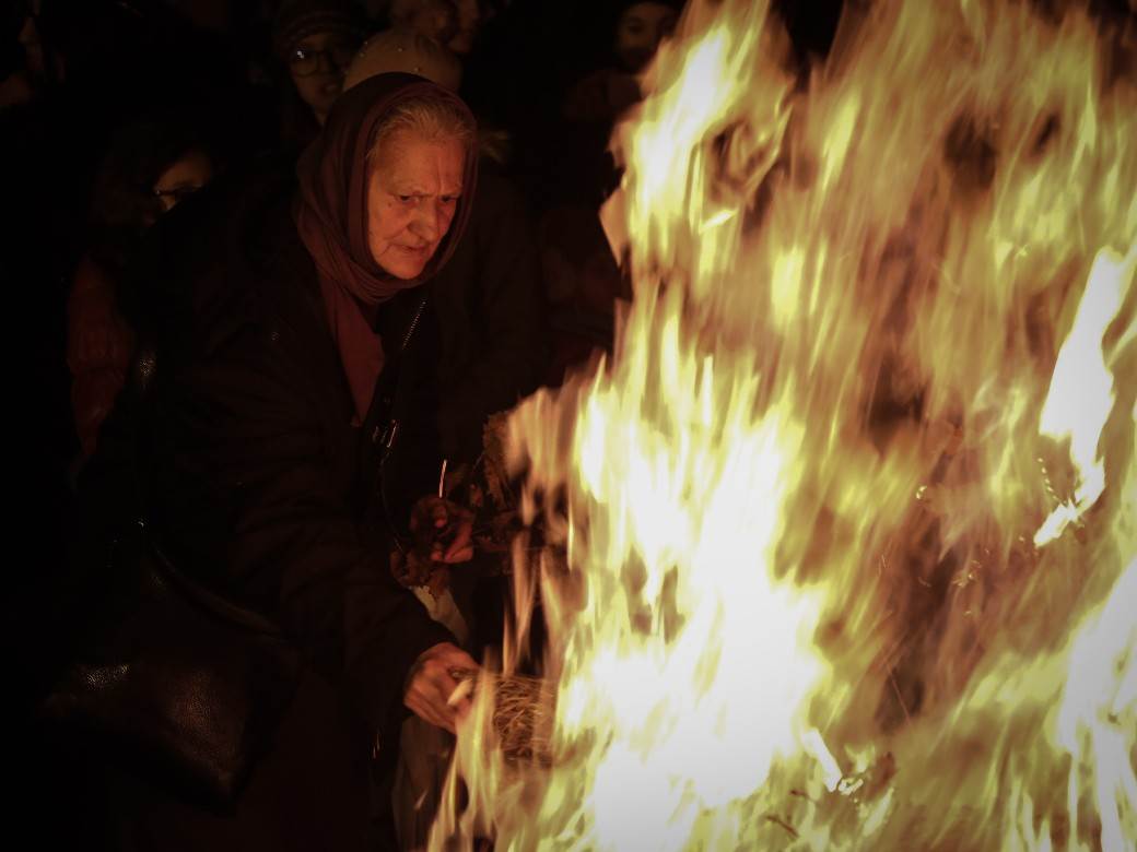 paljenje badnjaka badnje vece obicaji crkva topcider hram aleksandrovac fotografije