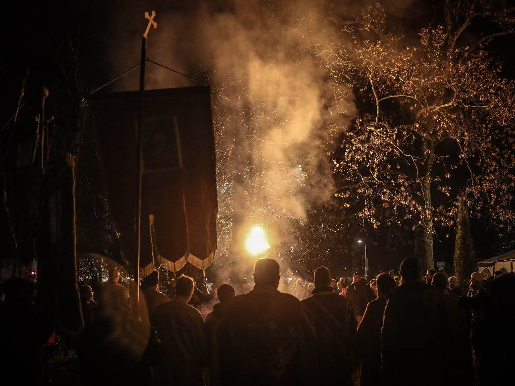paljenje badnjaka badnje vece obicaji crkva topcider hram aleksandrovac fotografije