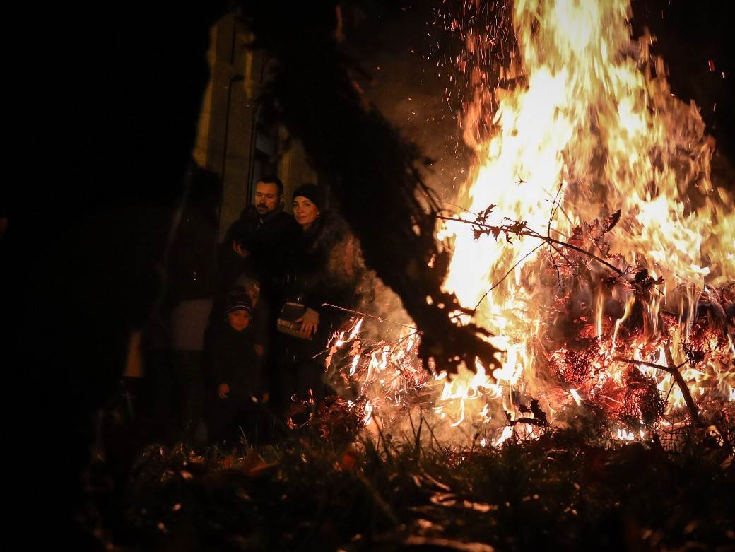 paljenje badnjaka badnje vece obicaji crkva topcider hram aleksandrovac fotografije
