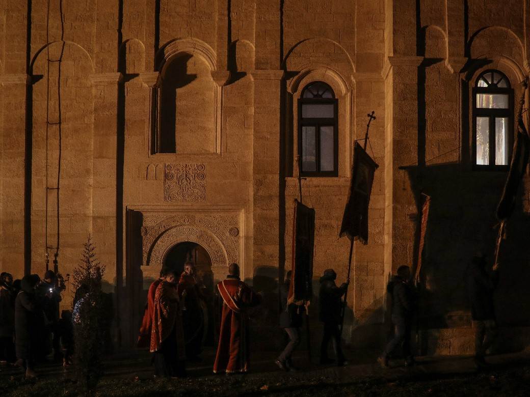 paljenje badnjaka badnje vece obicaji crkva topcider hram aleksandrovac fotografije