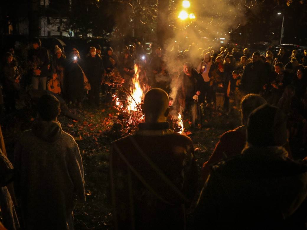 paljenje badnjaka badnje vece obicaji crkva topcider hram aleksandrovac fotografije