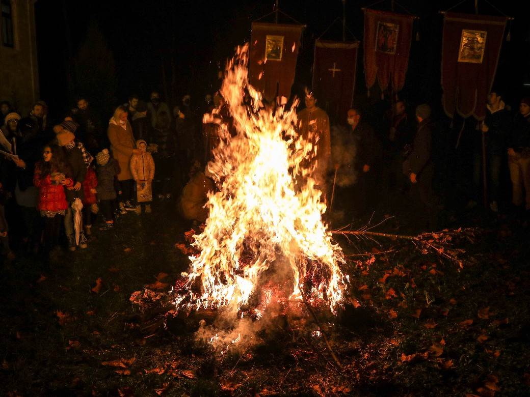 paljenje badnjaka badnje vece obicaji crkva topcider hram aleksandrovac fotografije