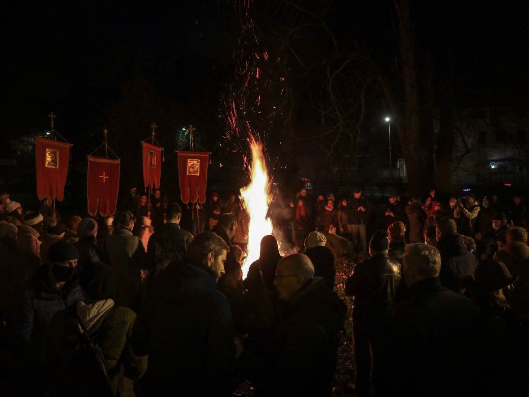 paljenje badnjaka badnje vece obicaji crkva topcider hram aleksandrovac fotografije