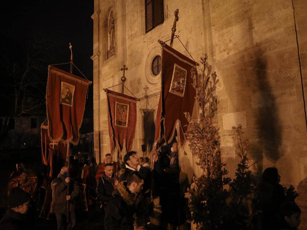 paljenje badnjaka badnje vece obicaji crkva topcider hram aleksandrovac fotografije