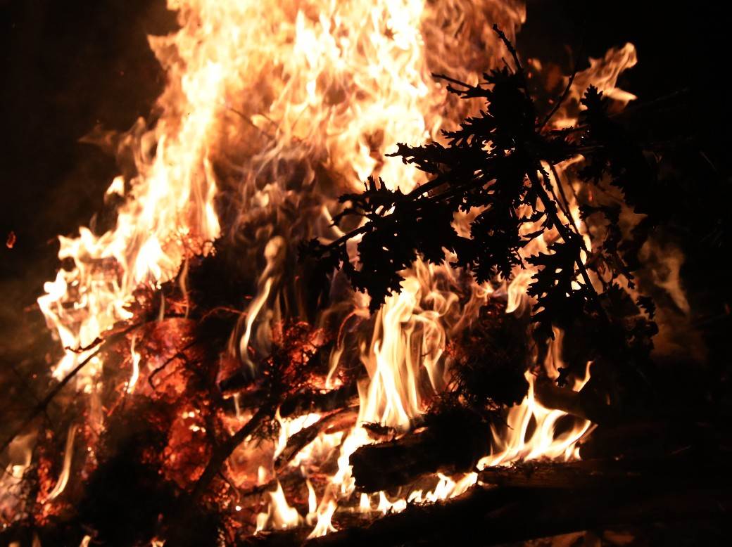 paljenje badnjaka badnje vece obicaji crkva topcider hram aleksandrovac fotografije