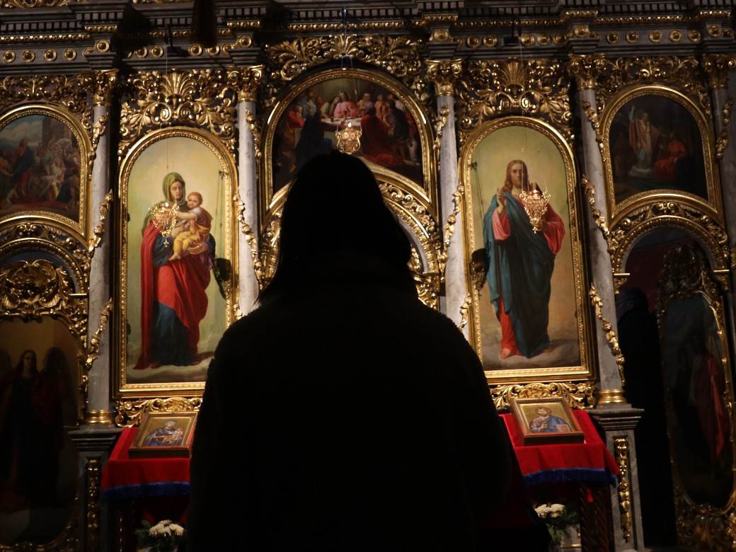 paljenje badnjaka badnje vece obicaji crkva topcider hram aleksandrovac fotografije
