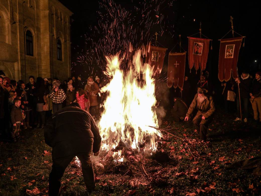 paljenje badnjaka badnje vece obicaji crkva topcider hram aleksandrovac fotografije
