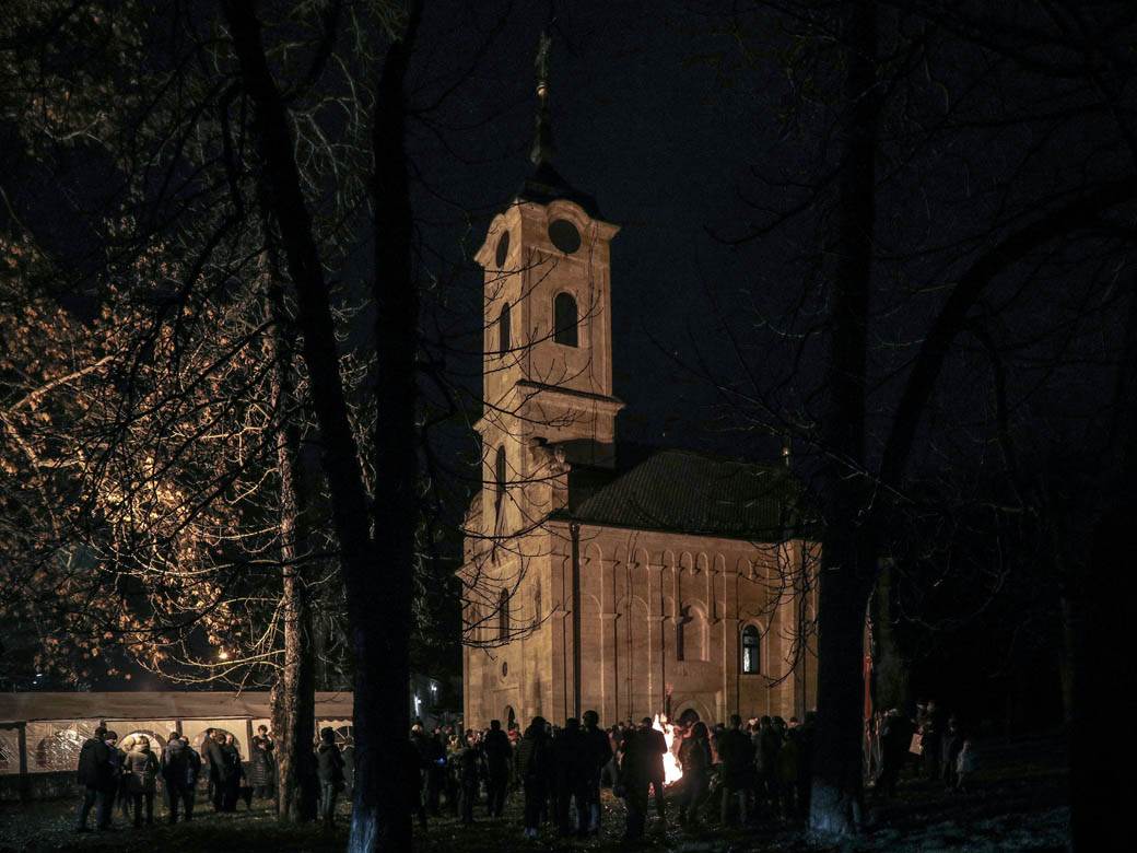 paljenje badnjaka badnje vece obicaji crkva topcider hram aleksandrovac fotografije