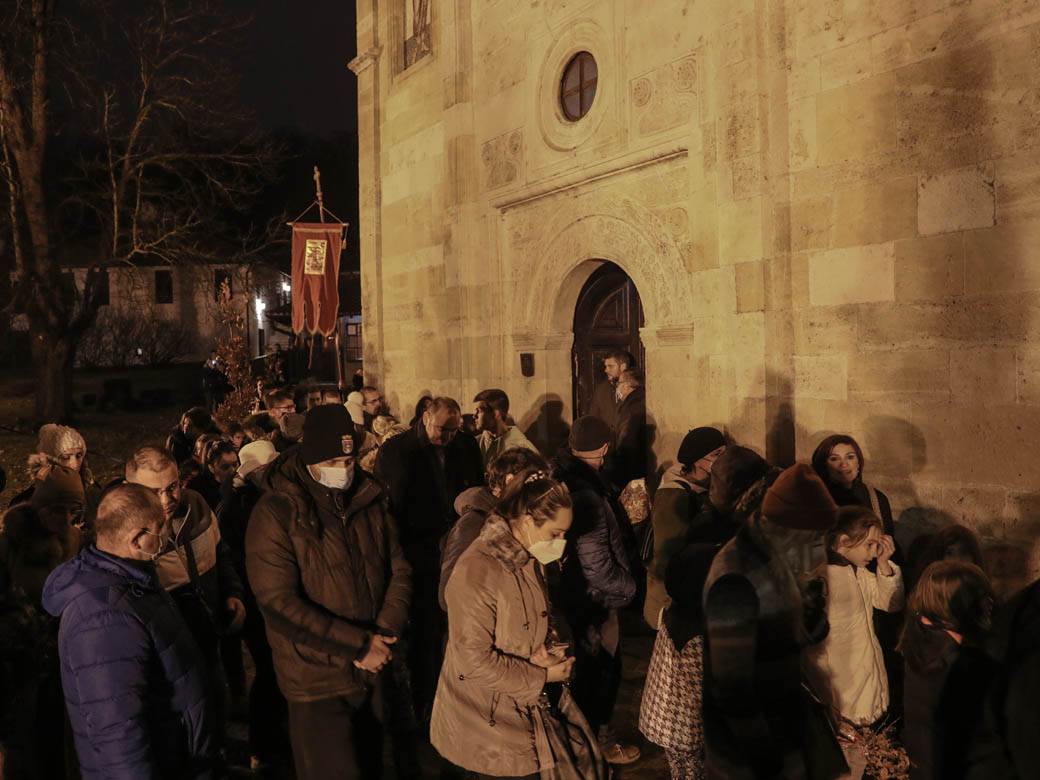 paljenje badnjaka badnje vece obicaji crkva topcider hram aleksandrovac fotografije