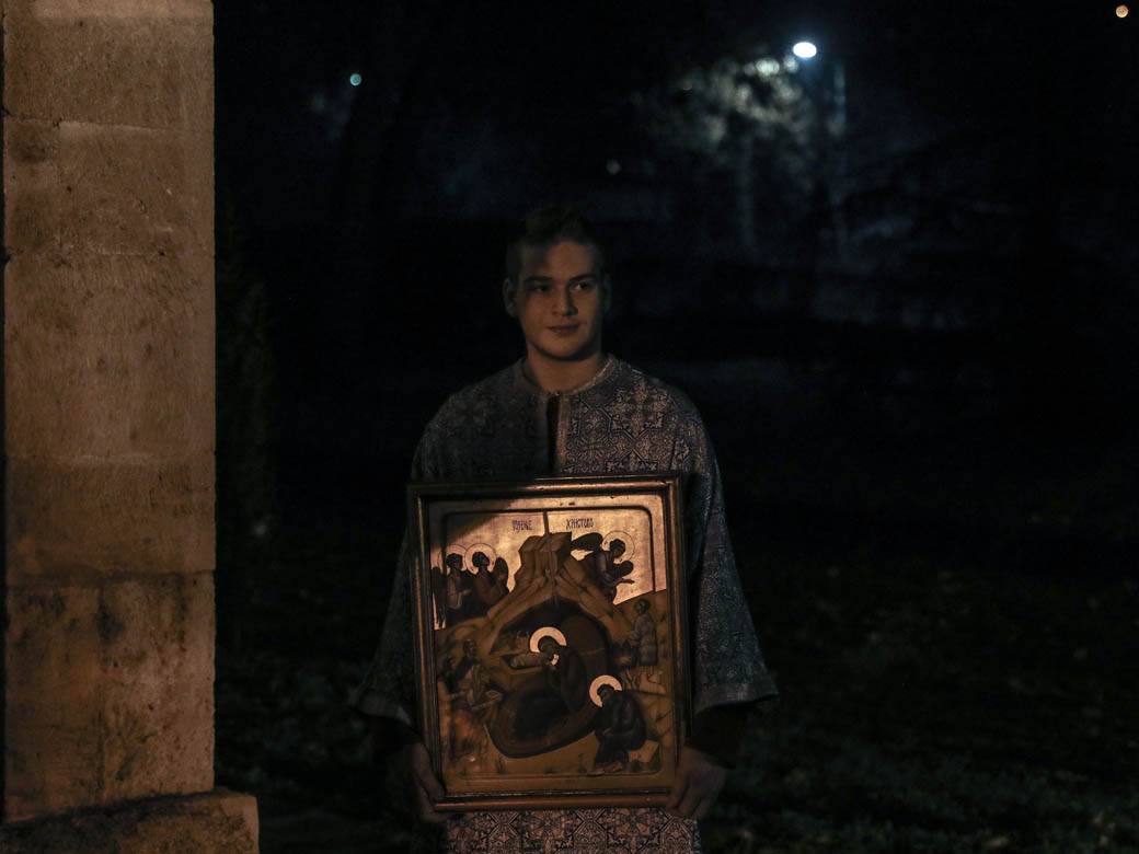 paljenje badnjaka badnje vece obicaji crkva topcider hram aleksandrovac fotografije