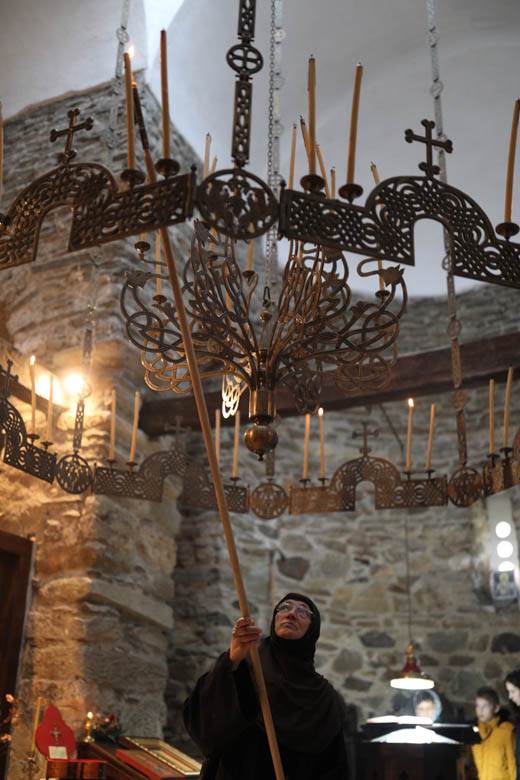 paljenje badnjaka badnje vece obicaji crkva topcider hram aleksandrovac fotografije