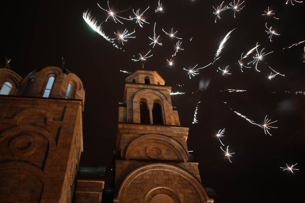 paljenje badnjaka badnje vece obicaji crkva topcider hram aleksandrovac fotografije