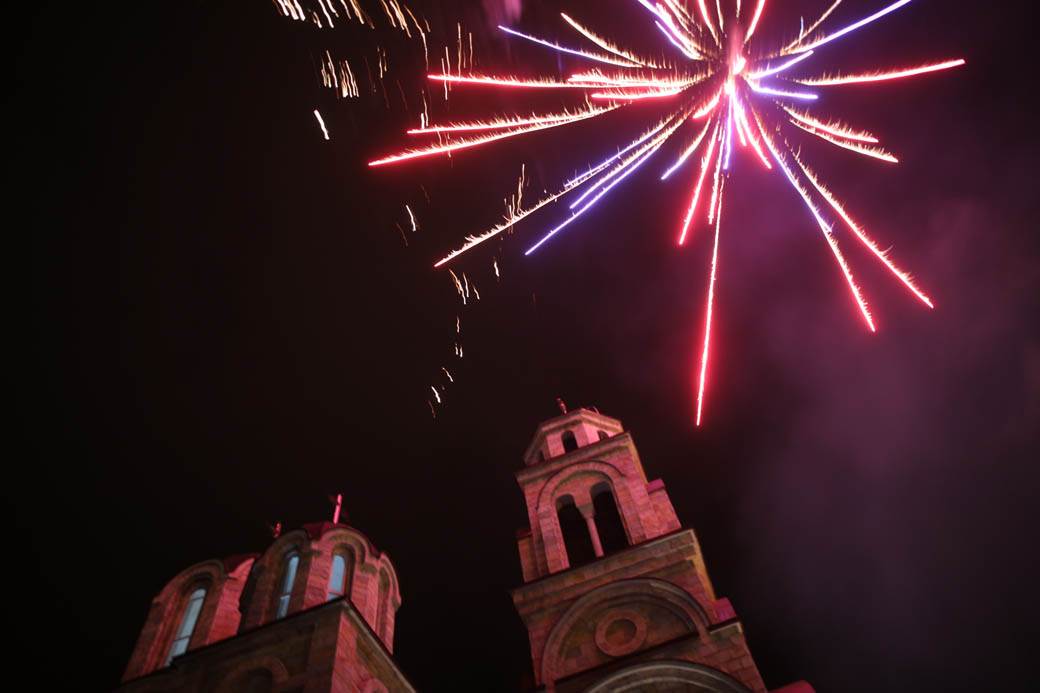 paljenje badnjaka badnje vece obicaji crkva topcider hram aleksandrovac fotografije