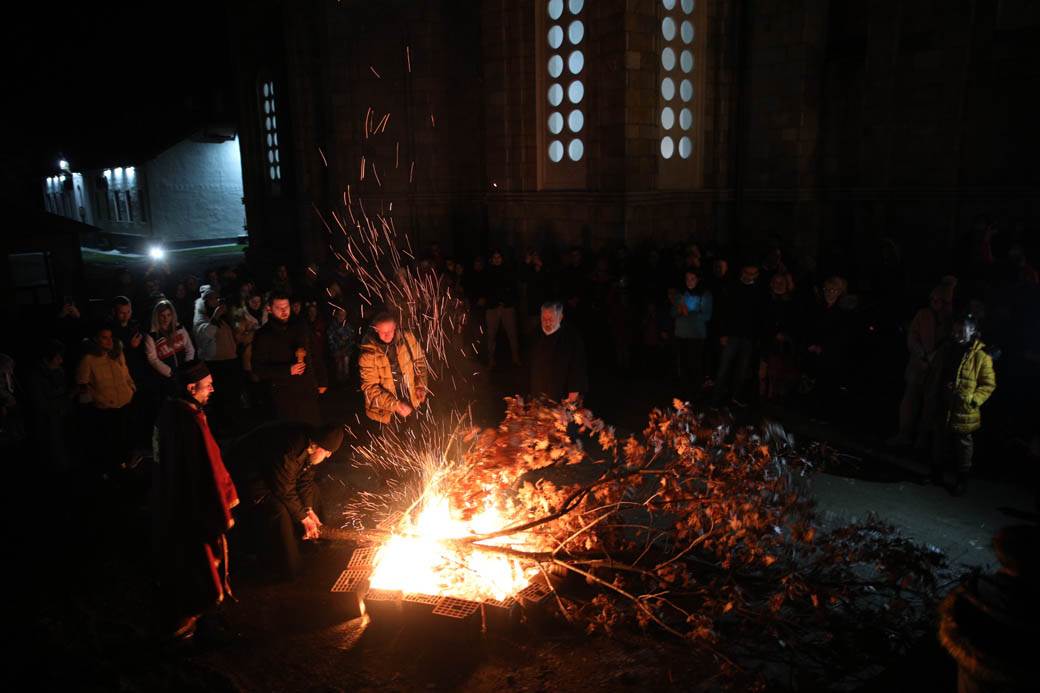 paljenje badnjaka badnje vece obicaji crkva topcider hram aleksandrovac fotografije