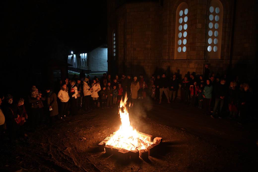 paljenje badnjaka badnje vece obicaji crkva topcider hram aleksandrovac fotografije