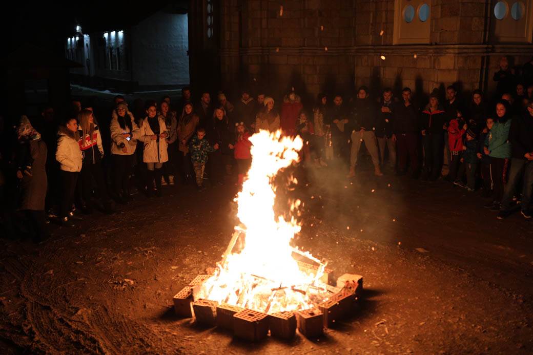 paljenje badnjaka badnje vece obicaji crkva topcider hram aleksandrovac fotografije
