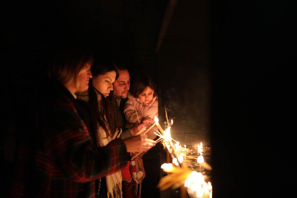 paljenje badnjaka badnje vece obicaji crkva topcider hram aleksandrovac fotografije