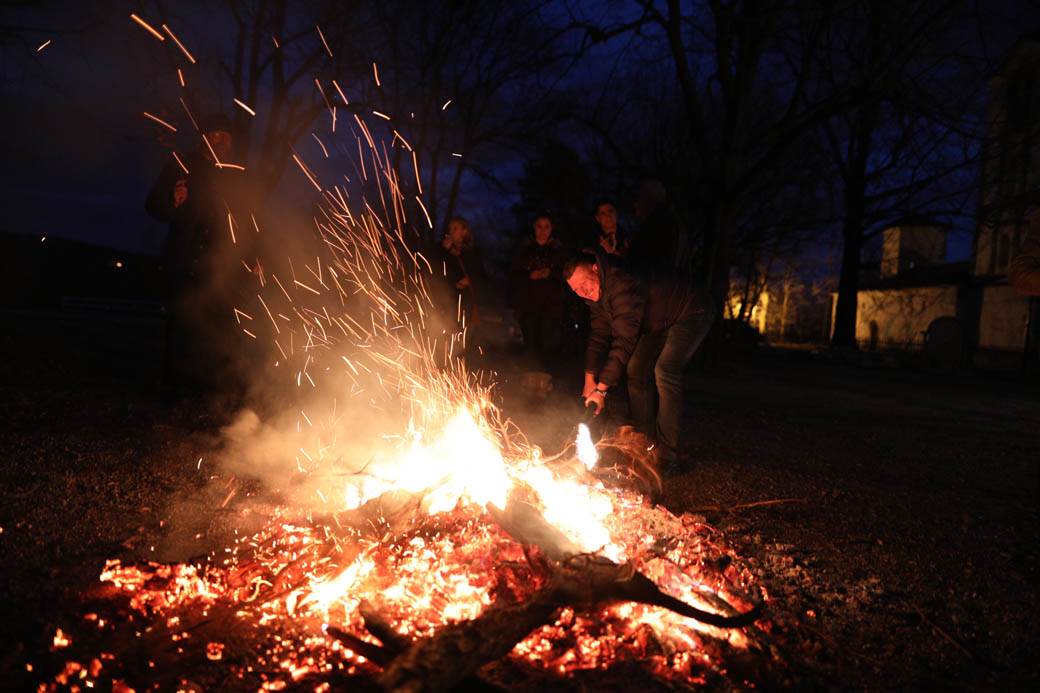 paljenje badnjaka badnje vece obicaji crkva topcider hram aleksandrovac fotografije