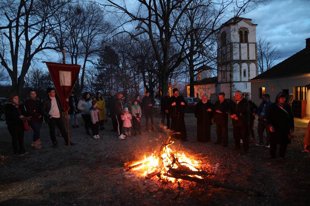paljenje badnjaka badnje vece obicaji crkva topcider hram aleksandrovac fotografije
