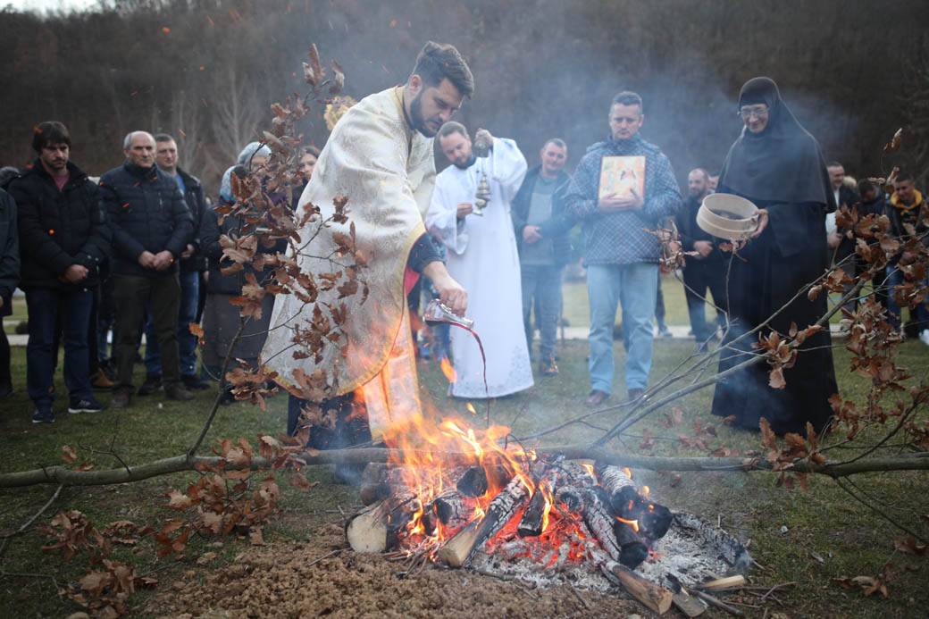 paljenje badnjaka badnje vece obicaji crkva topcider hram aleksandrovac fotografije
