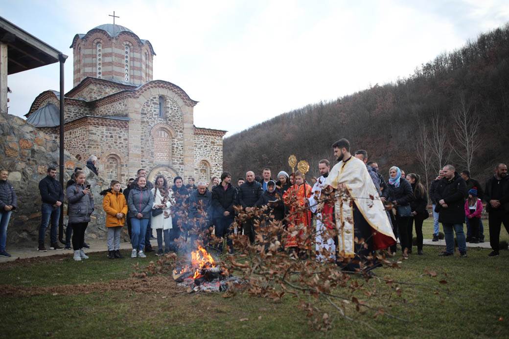 paljenje badnjaka badnje vece obicaji crkva topcider hram aleksandrovac fotografije