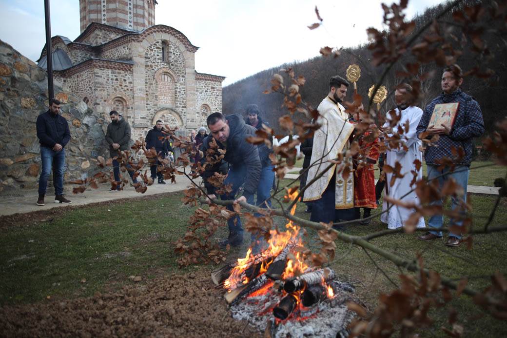 paljenje badnjaka badnje vece obicaji crkva topcider hram aleksandrovac fotografije