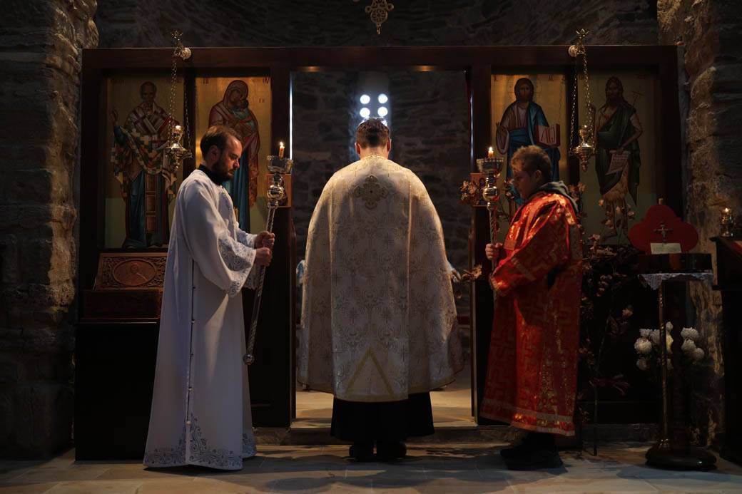 paljenje badnjaka badnje vece obicaji crkva topcider hram aleksandrovac fotografije