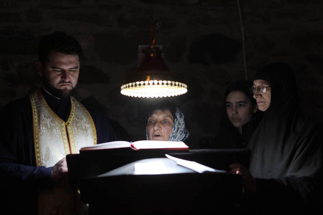 paljenje badnjaka badnje vece obicaji crkva topcider hram aleksandrovac fotografije