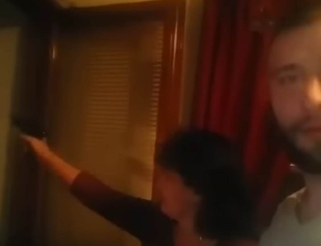 mama puca iz pistolja za bozic mama molim te video