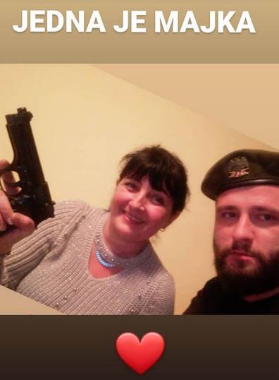 mama puca iz pistolja za bozic mama molim te video