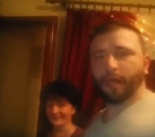 mama puca iz pistolja za bozic mama molim te video