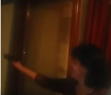 mama puca iz pistolja za bozic mama molim te video