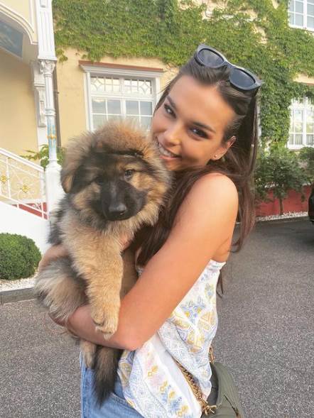 dominik tim devojka lili pol ronkalji cirkuska igracica foto