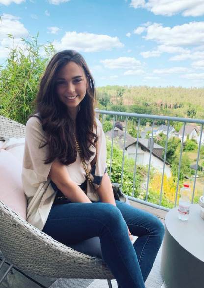 dominik tim devojka lili pol ronkalji cirkuska igracica foto