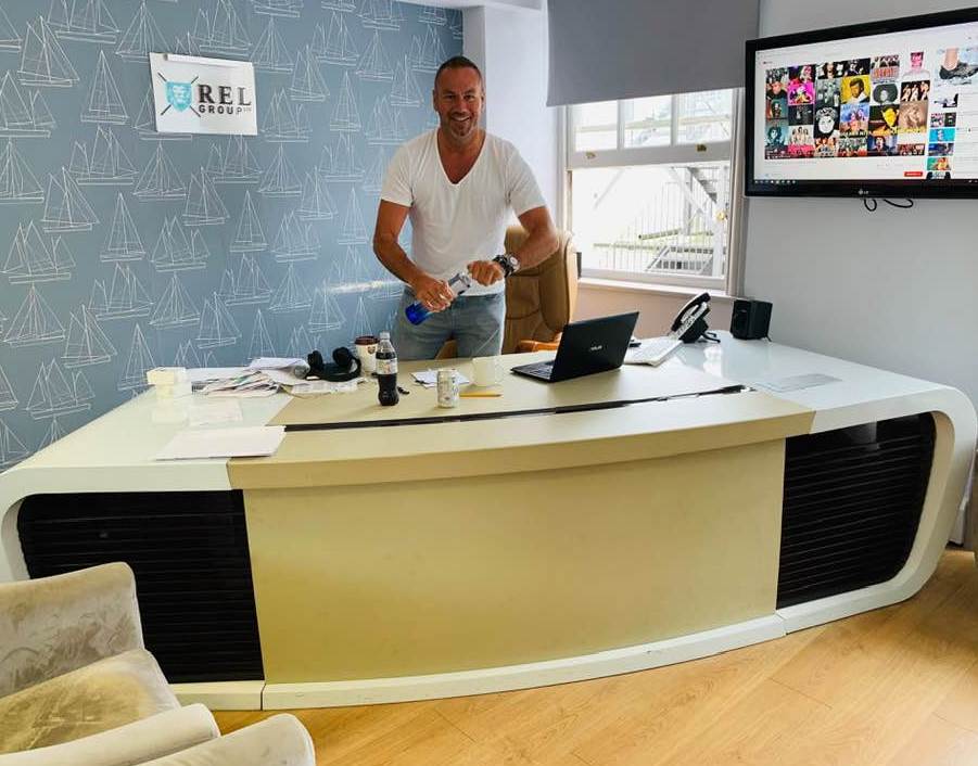 endi skot trazi zenu osobine facebook foto video