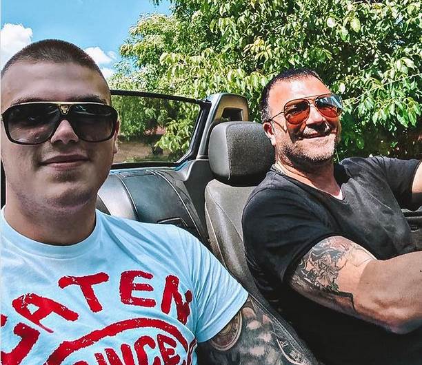 Darin bivši uslikan u društvu makroa