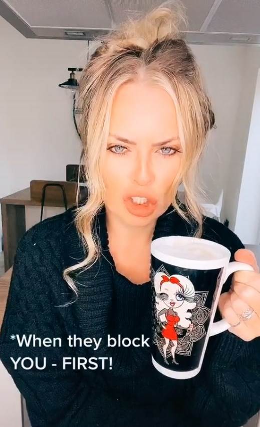 kler beret tiktok ima 40 godina i snima video klipove foto video