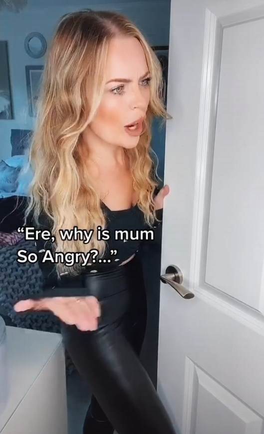 kler beret tiktok ima 40 godina i snima video klipove foto video