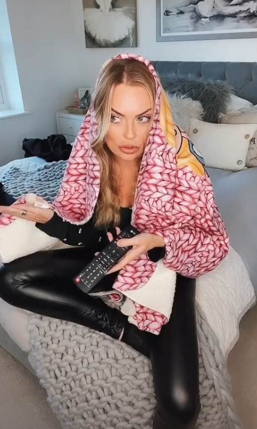 kler beret tiktok ima 40 godina i snima video klipove foto video