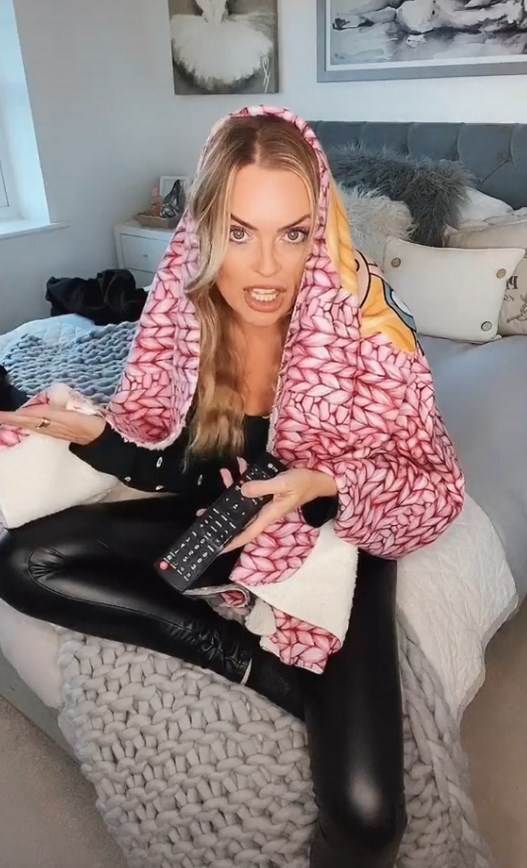 kler beret tiktok ima 40 godina i snima video klipove foto video